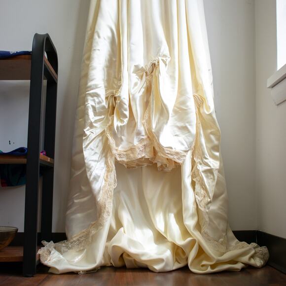 Vintage Satin Cream Lace Trim Wedding Dress Modern Size Medium - Picture 2 of 9